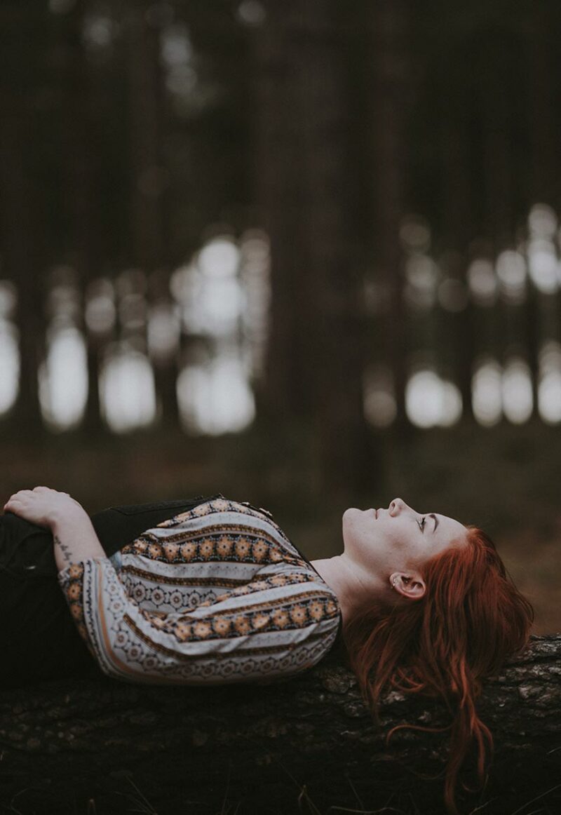 Photo by Annie Spratt on Unsplash Frau leidet unter ihren Trennungsschmerzen