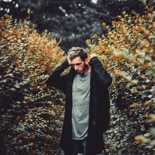 Foto: Max Ilienerwiese via Unsplash Warum gehen Partner fremd? Der seriöse Treuetest der Modern Love School